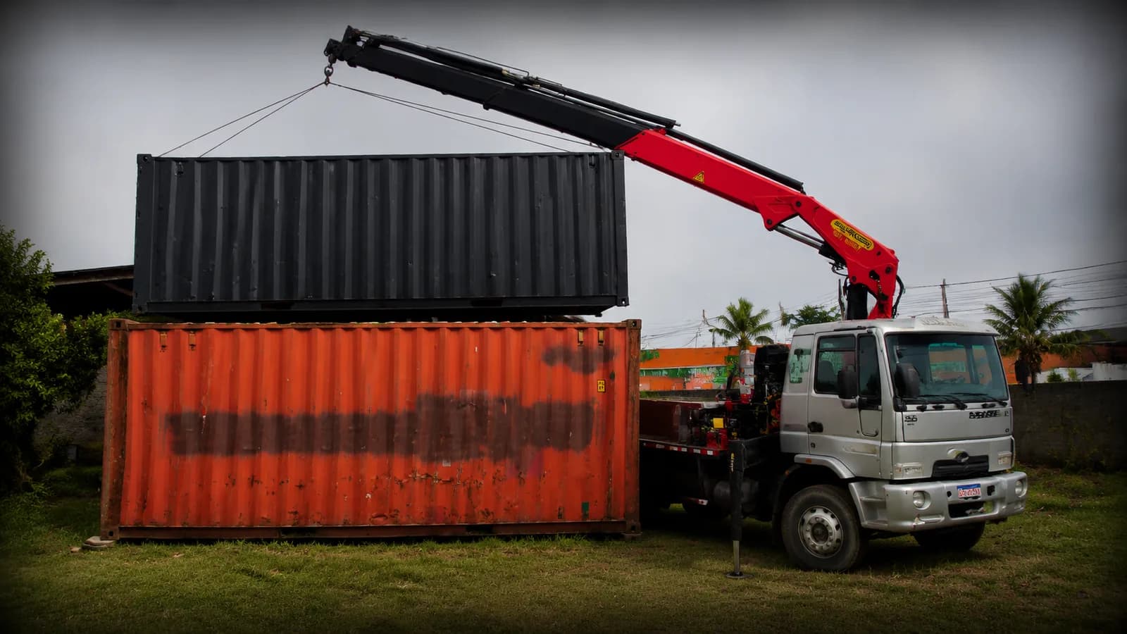 Munck da LocaTed transportando container de obra no Litoral do Paraná