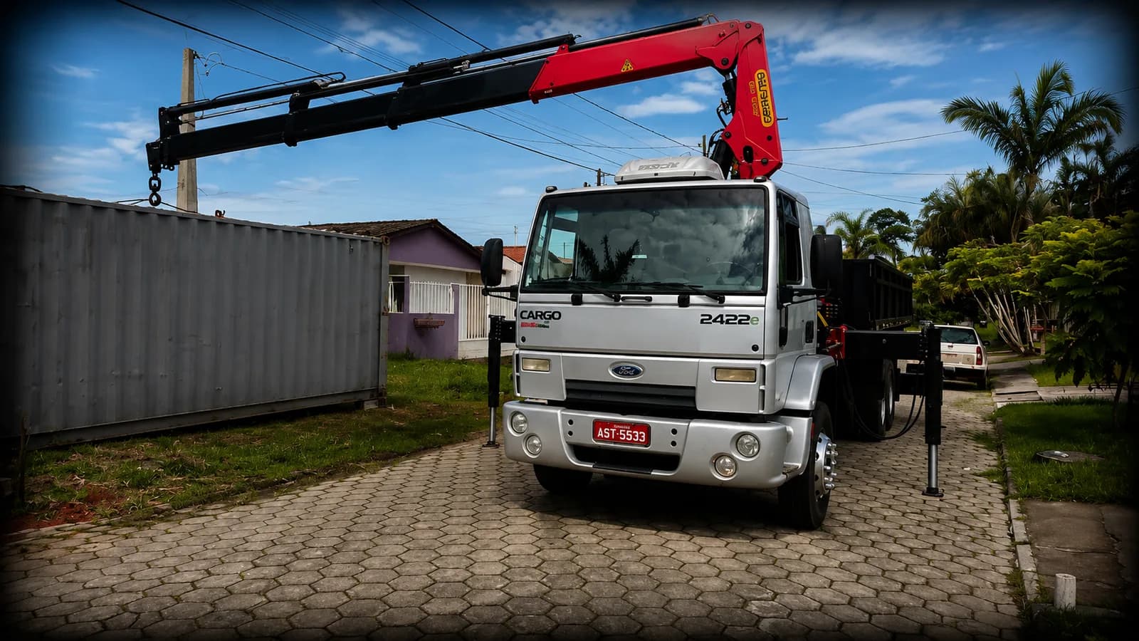 Caminhão munck da LocaTed com a lança estendida em serviço no Litoral do Paraná